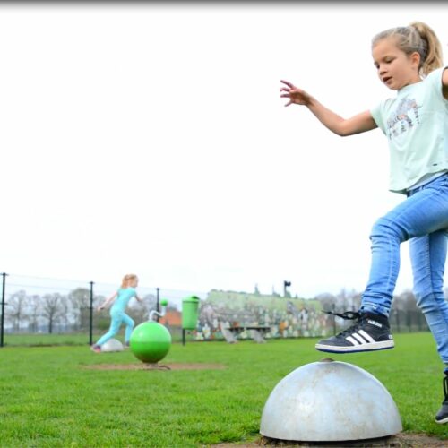 Speeltoestel Spelzone 9 Activeer de sidekick door het met de voet aan te raken.